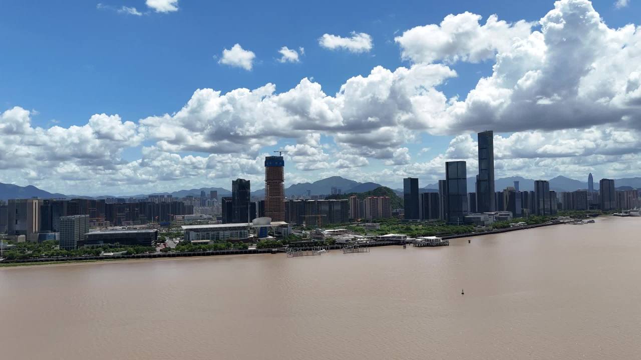 城市河畔全景