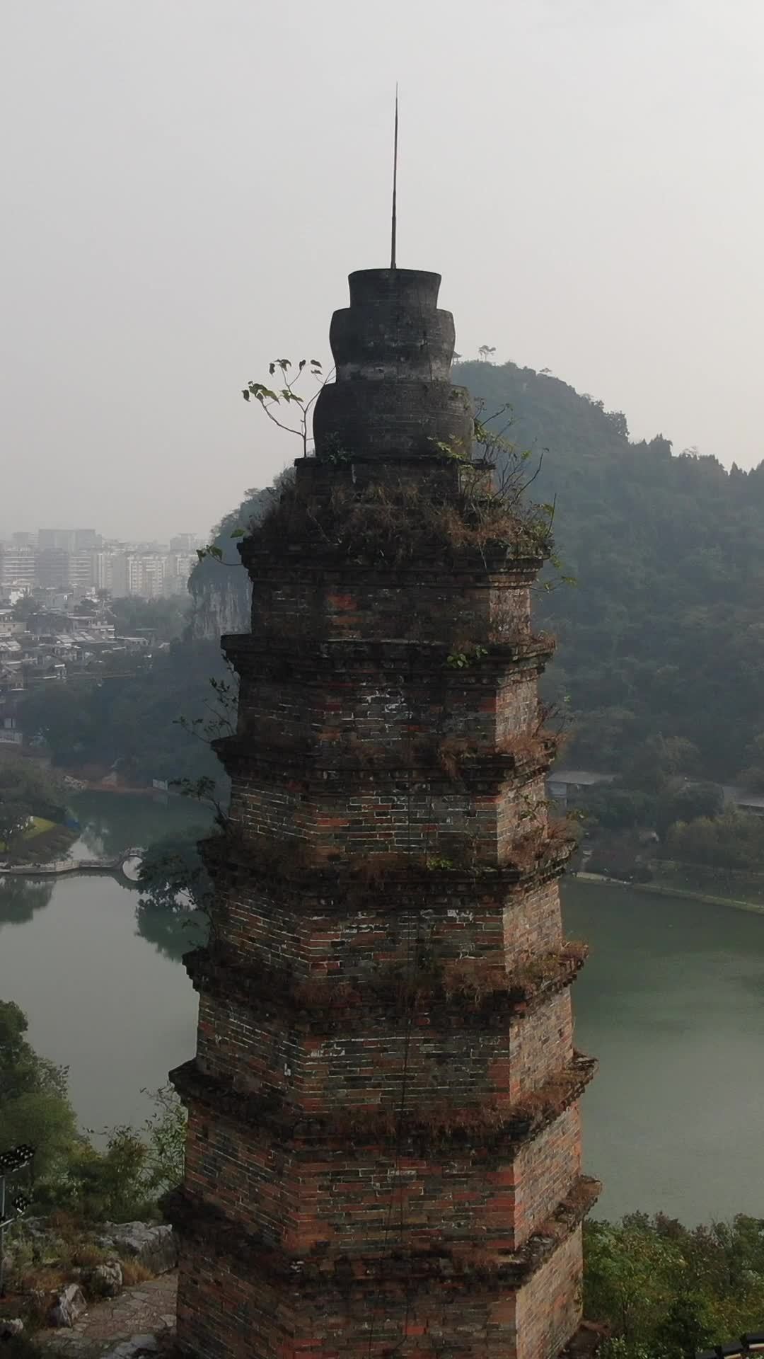 古塔静谧山水间