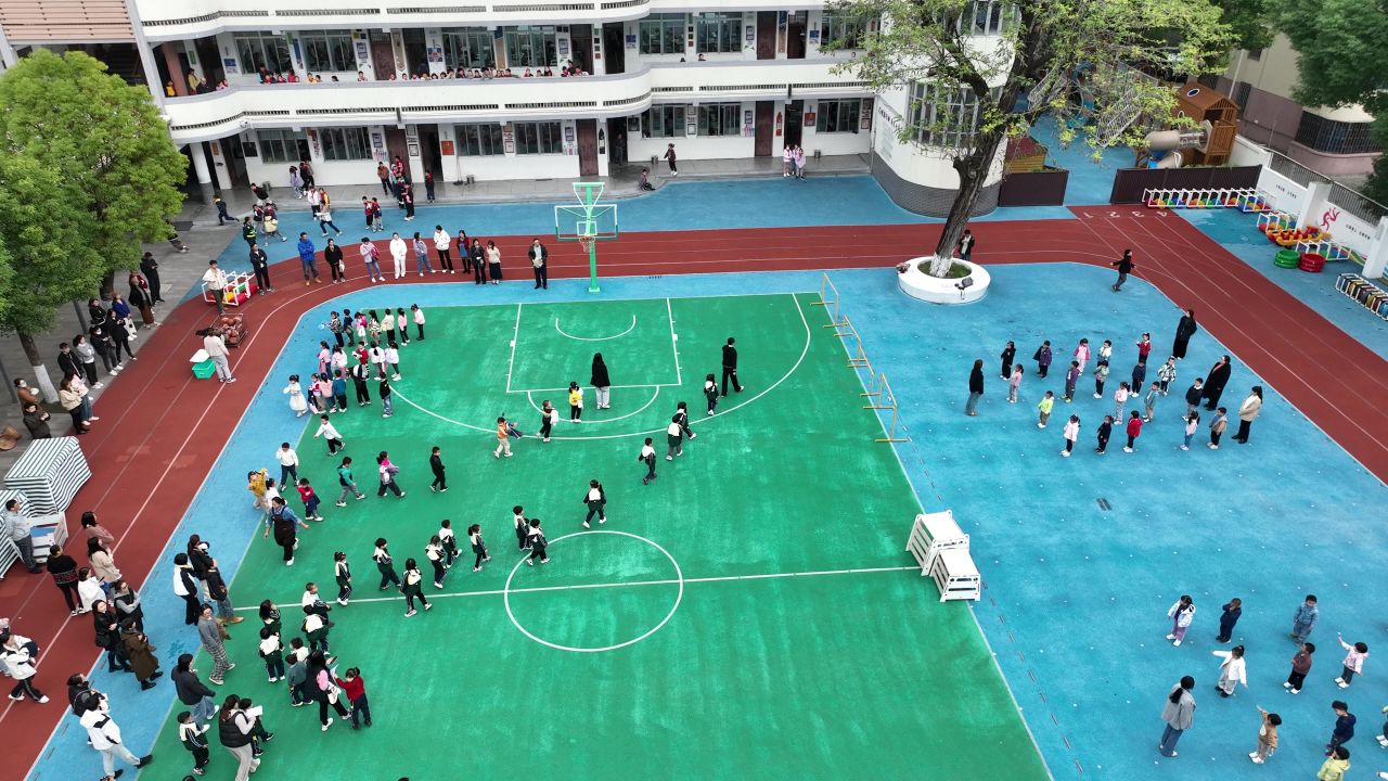 航拍幼儿园家长开放日室外活动 10