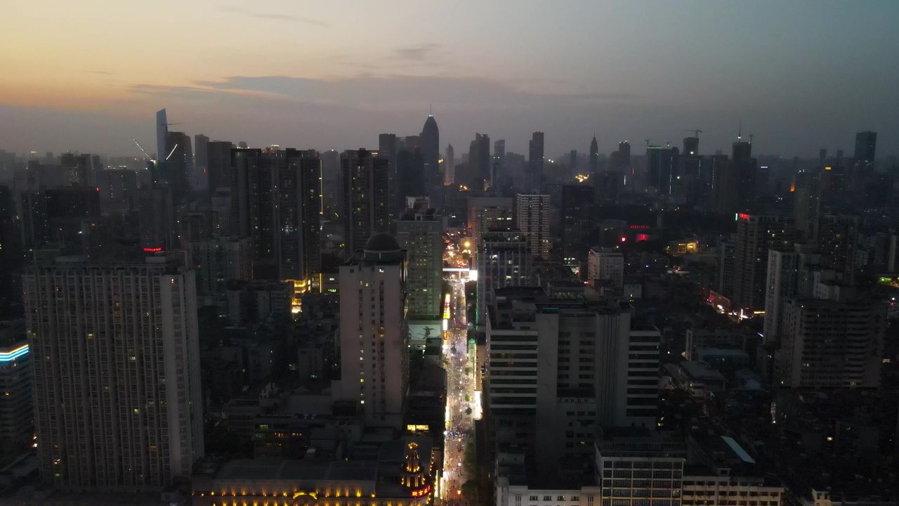 湖北武汉江汉路步行街夜景人流