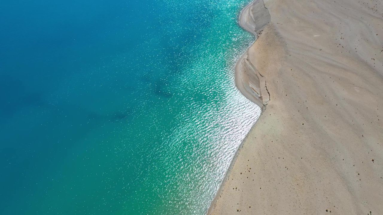 航拍西藏当惹雍错湖岸的水色