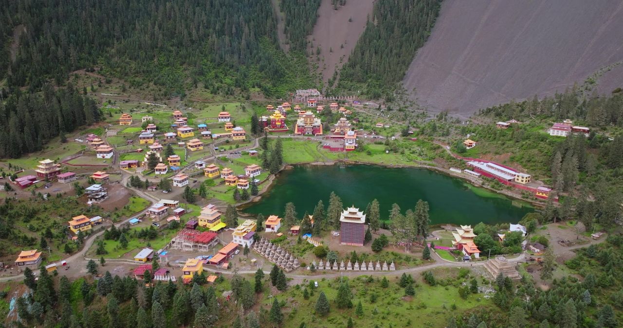 川西措卡湖唯美自然风光特色建筑