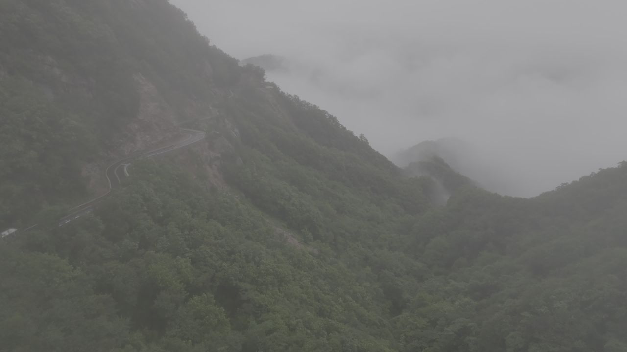 山间云雾缭绕