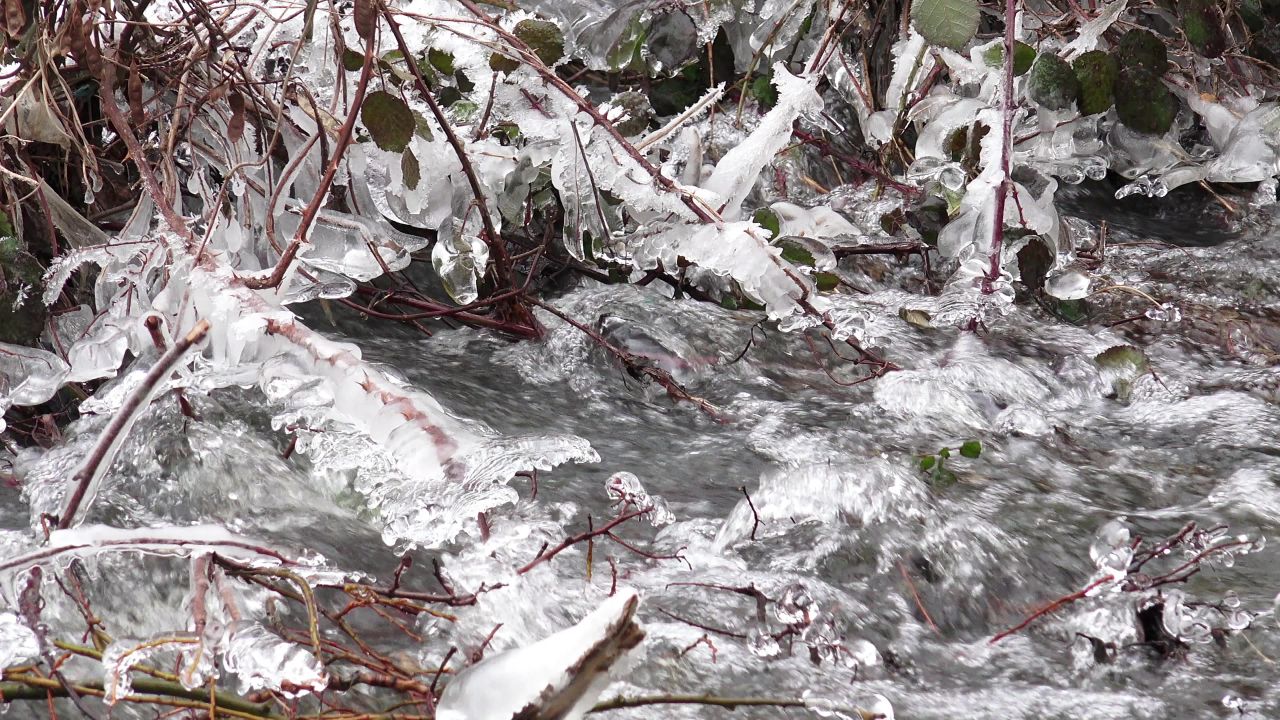 4k河流水流水流淌延时摄影自然冬季