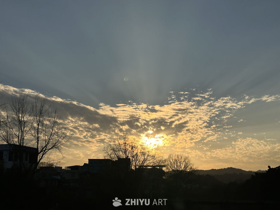 日落余晖下的宁静小镇