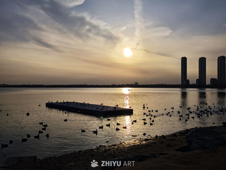 日落湖畔的城市剪影