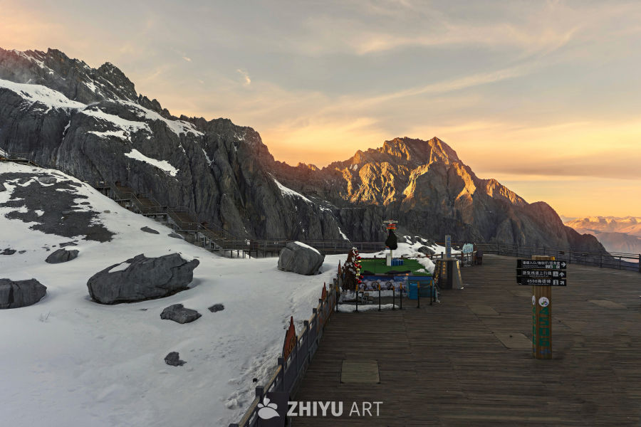 玉龙雪山冰川公园日落