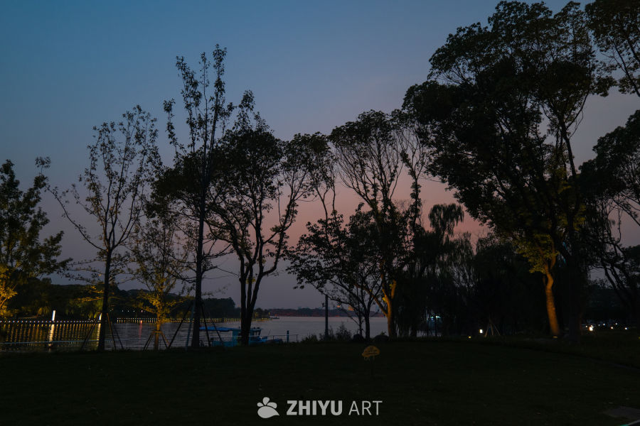 黄昏湖畔的静谧时光