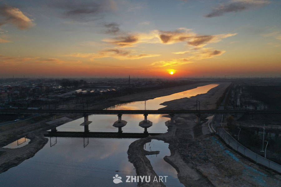 夕阳下的宁静河岸