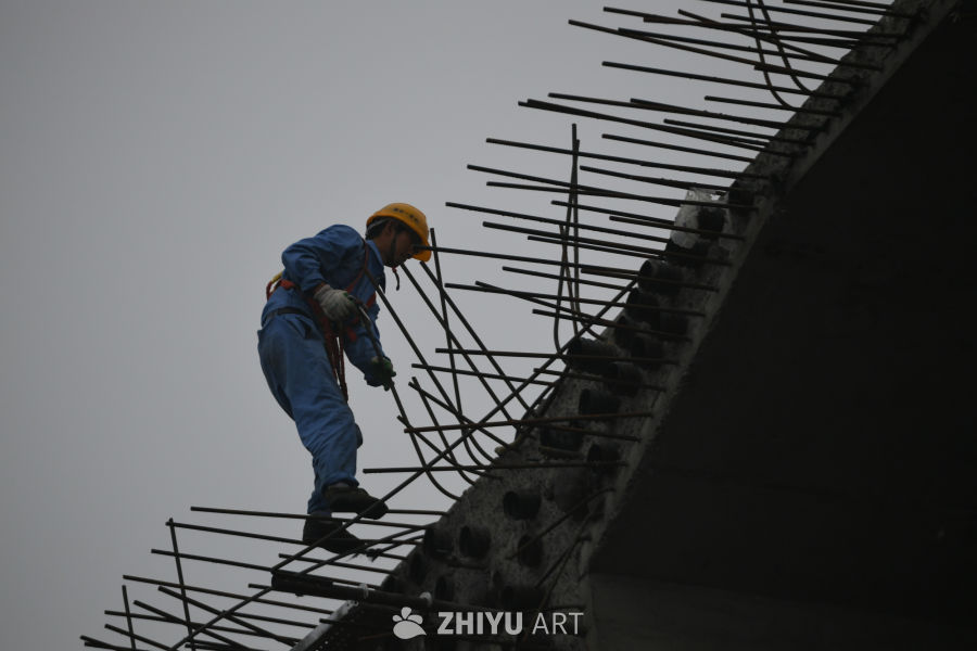 高空施工中的建筑工人