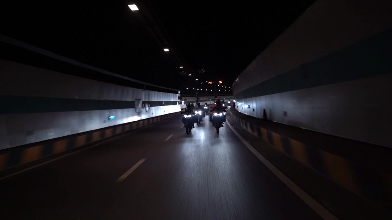 摩托车隧道骑行组队摩托车队伍