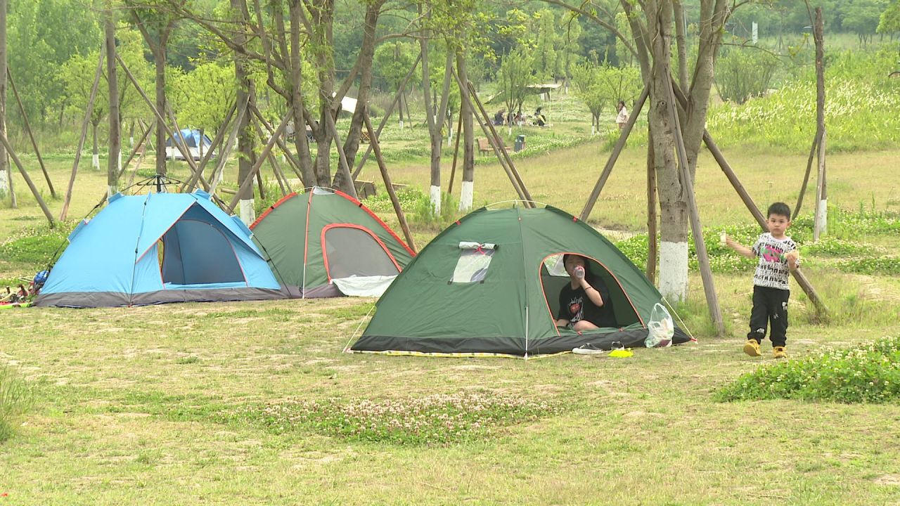 露营经济兴起 户外帐篷搭起