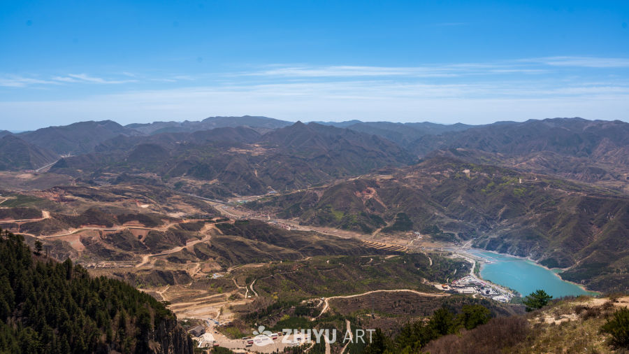 山间湖畔的宁静画卷