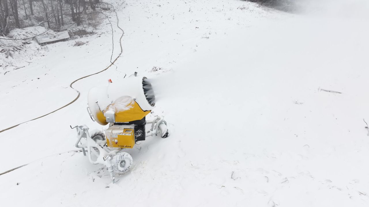 航拍滑雪场造雪机 16