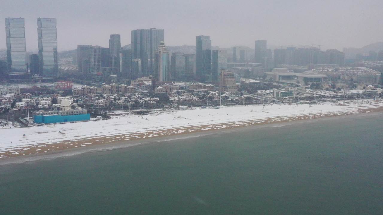 青岛石老人浴场海边雪景航拍 3