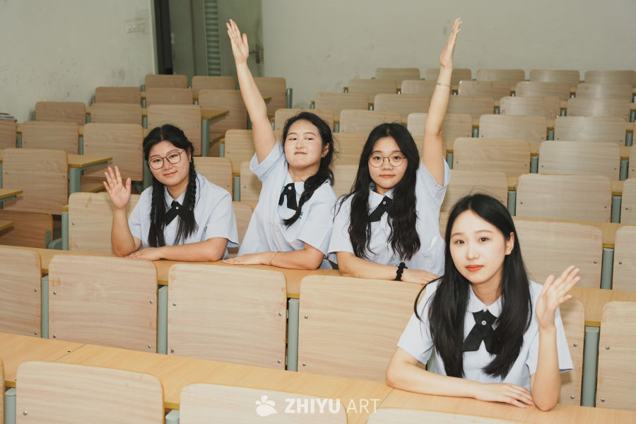 青春课堂：积极举手的学生们