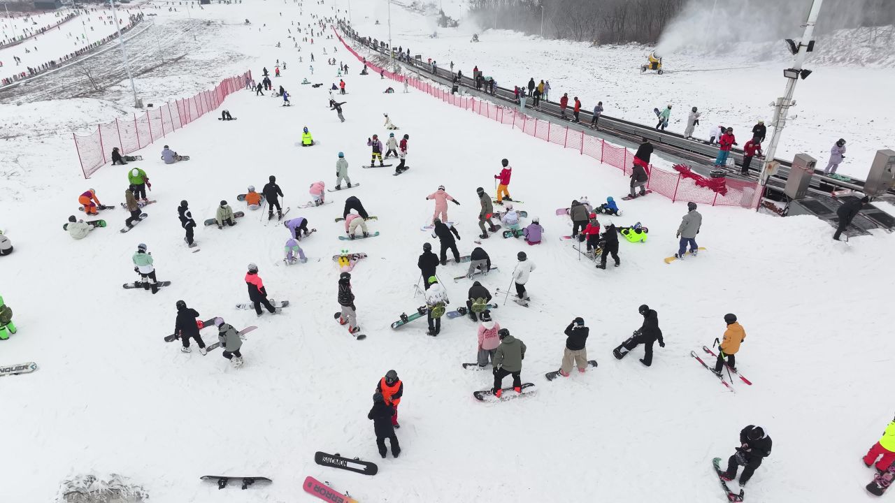 滑雪场的滑雪人群