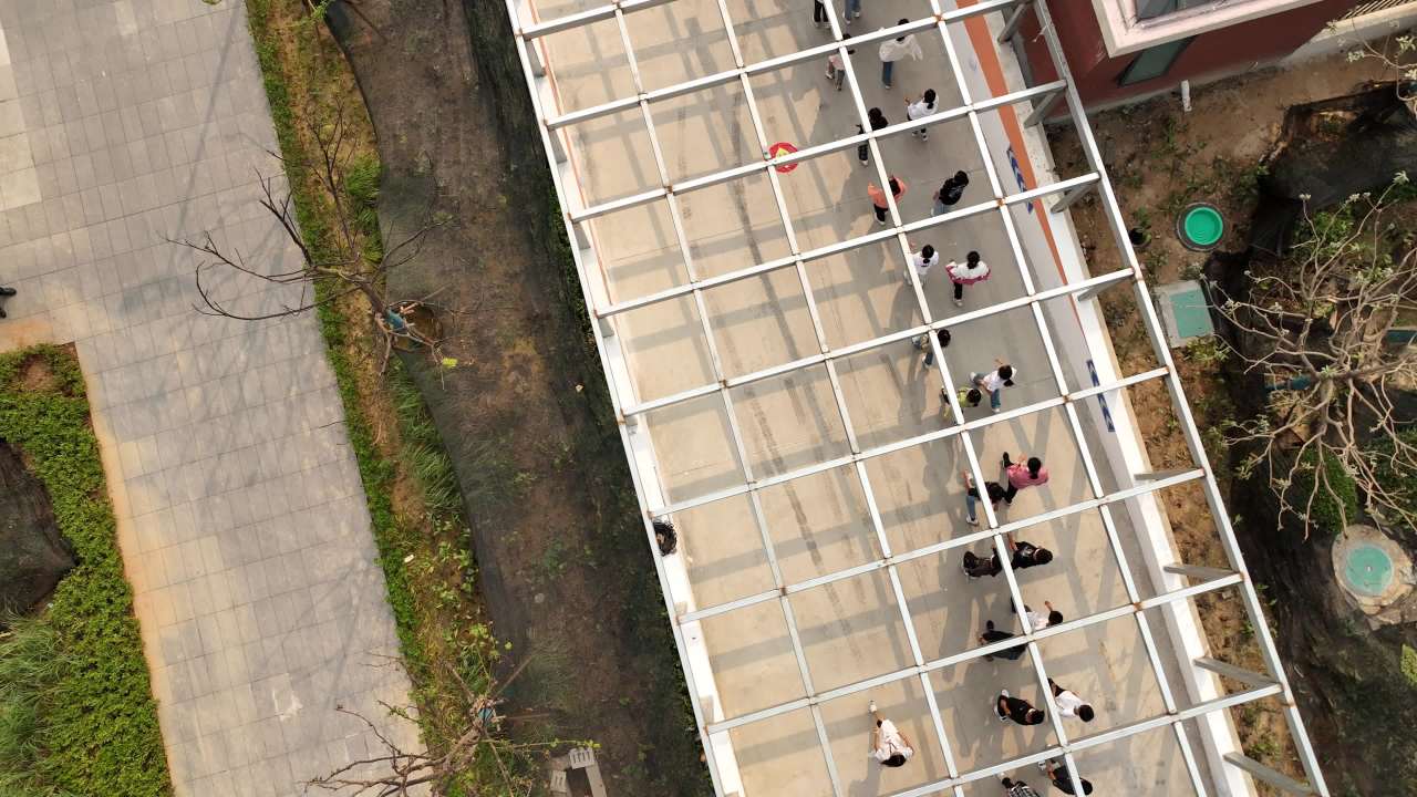玻璃桥上的行人与施工