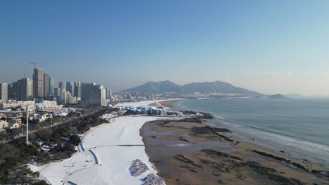青岛石老人浴场海边雪景航拍 37