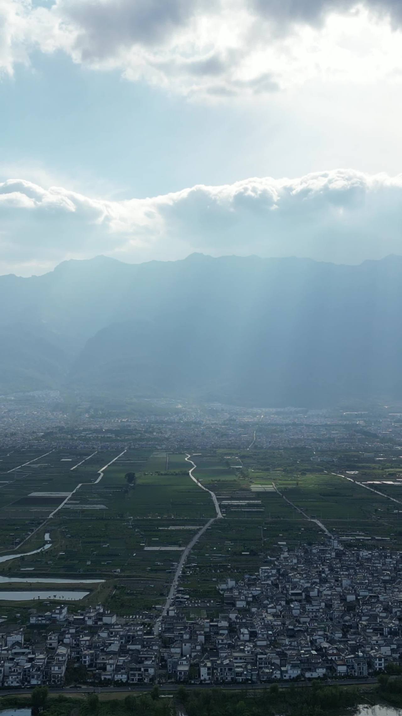 山间光影下的小镇