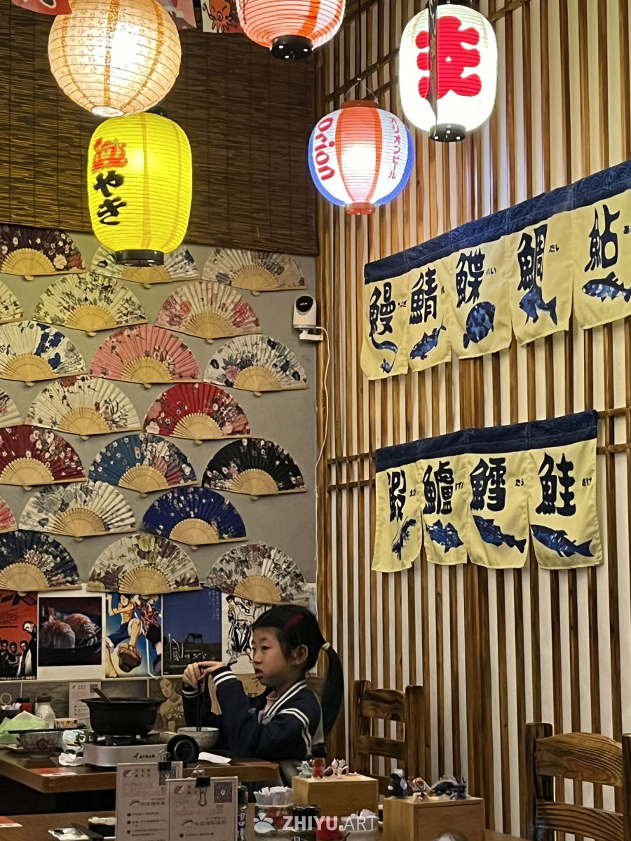 温馨日式餐厅里的童年时光