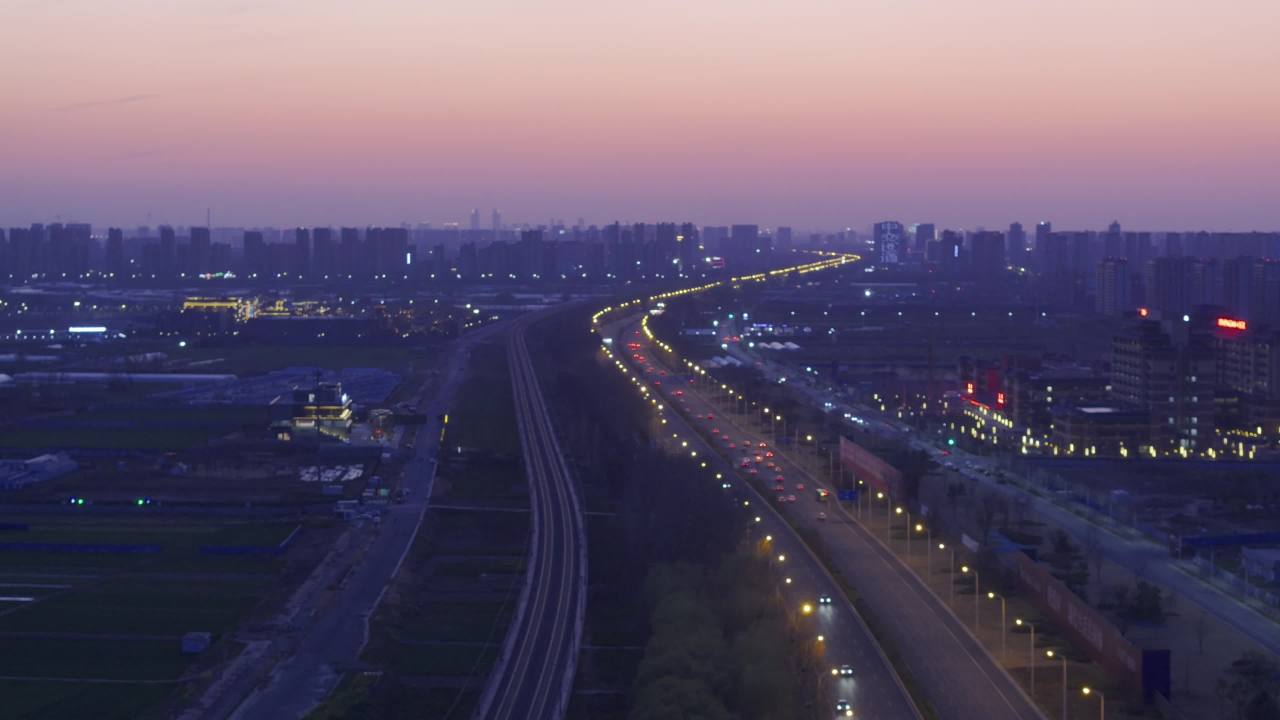 黄昏的城市公路