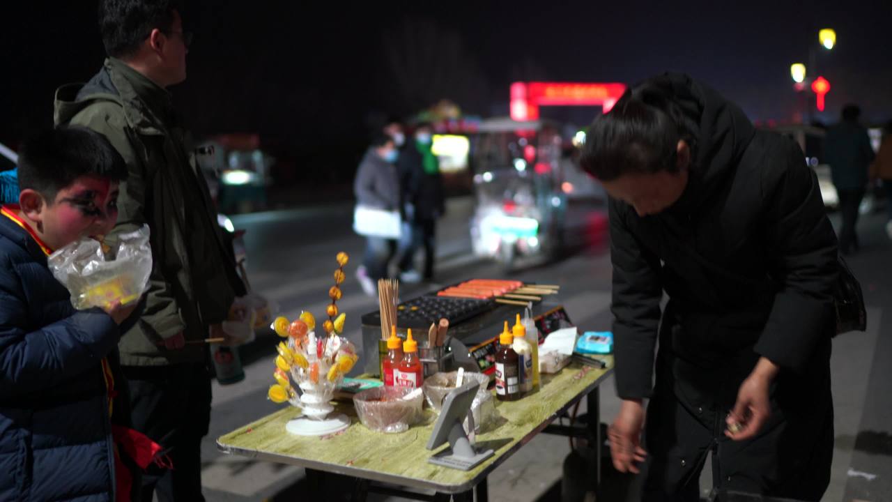 夜市小吃摊上的温馨时刻