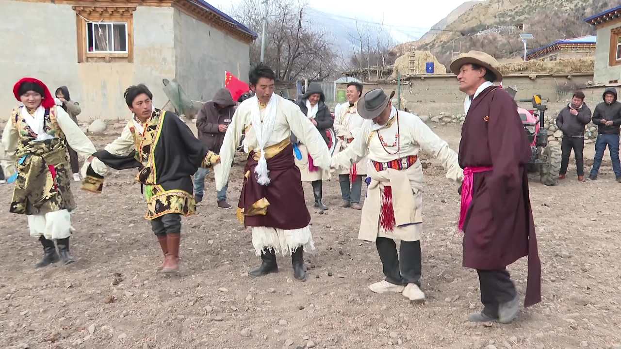 藏族传统服饰舞蹈表演