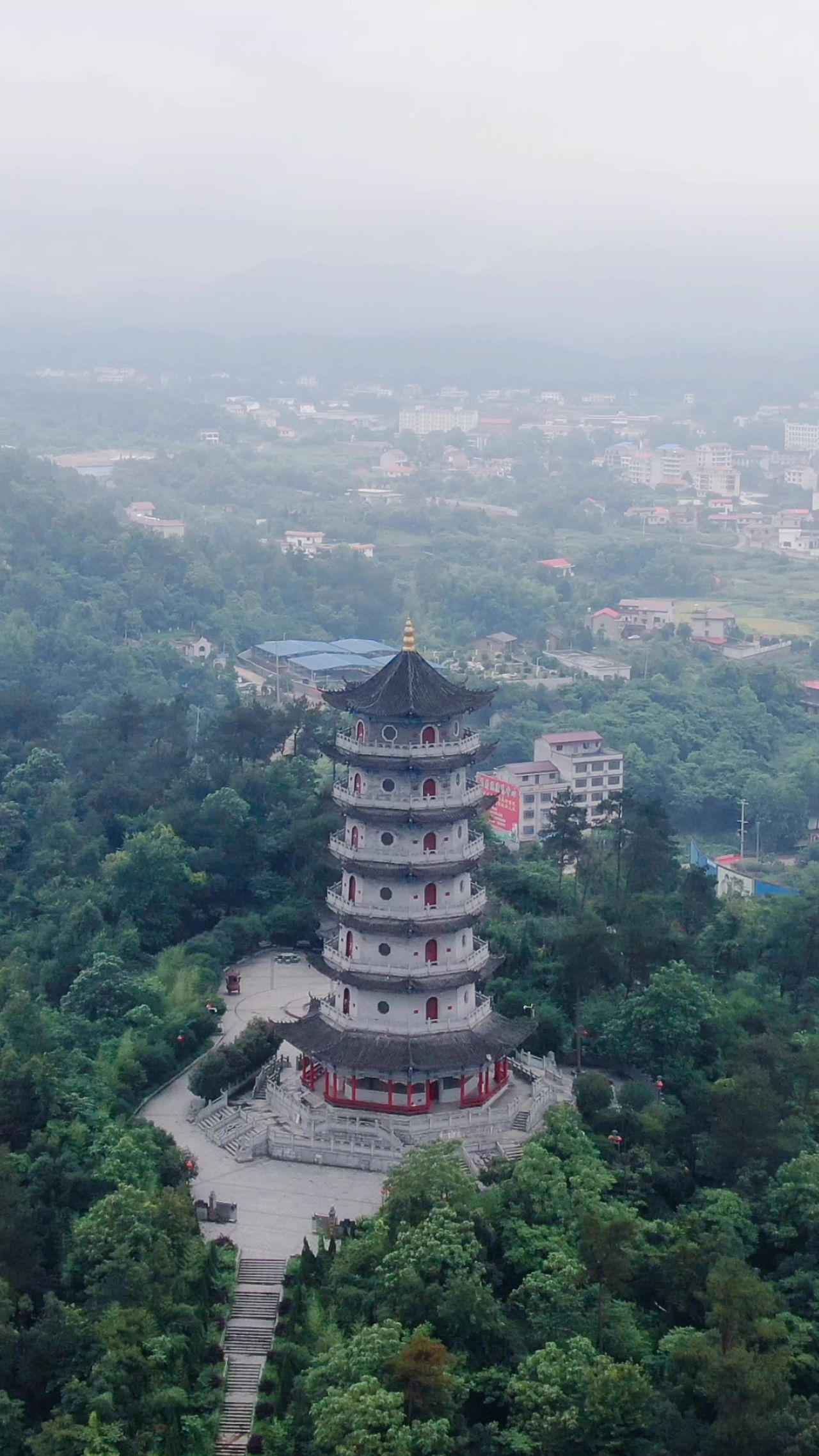 航拍大山古塔古建筑竖屏