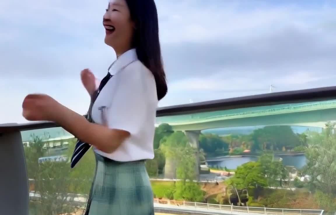 阳台上穿校服的女孩挥舞手臂，蓝天绿景