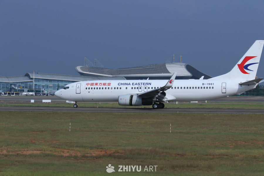 中国东方航空飞机在机场跑道上