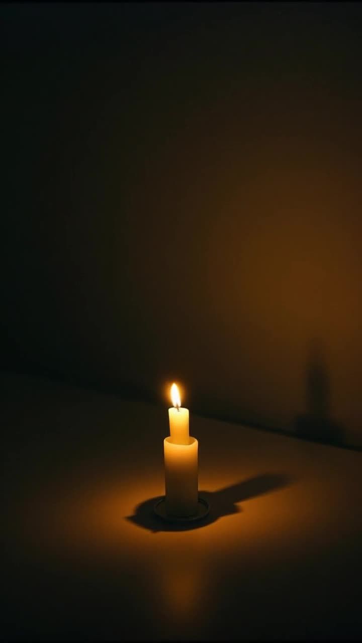 一根蜡烛立在平面上，蜡烛的火焰在燃烧，墙面呈现棕色