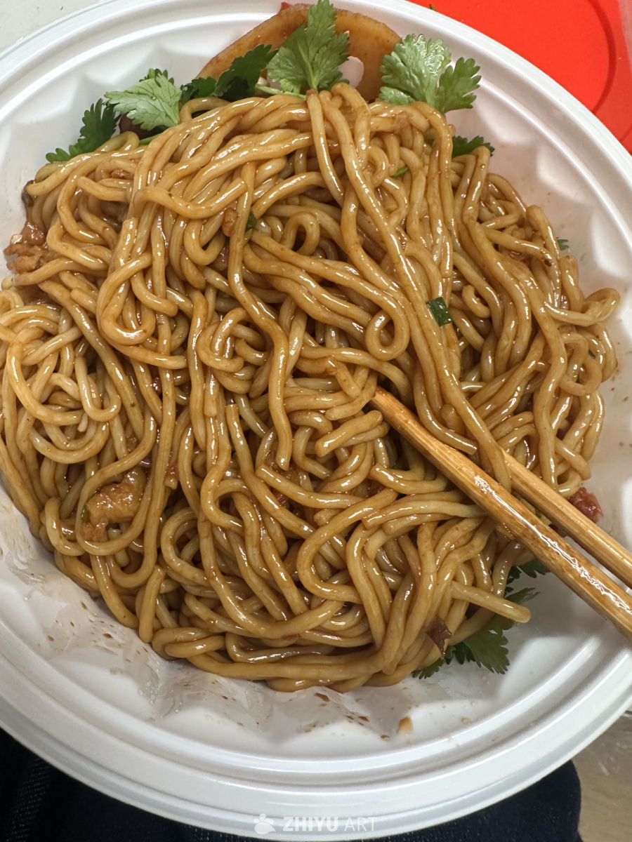 一碗诱人的酱香方便面