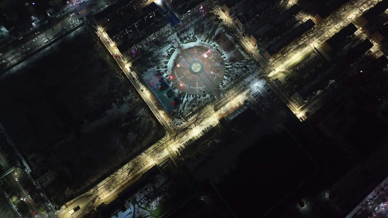 夜幕下的城市广场