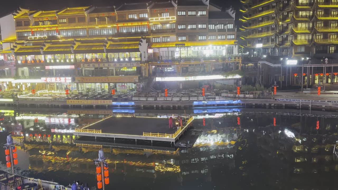 太湖古镇湖面平台打铁花