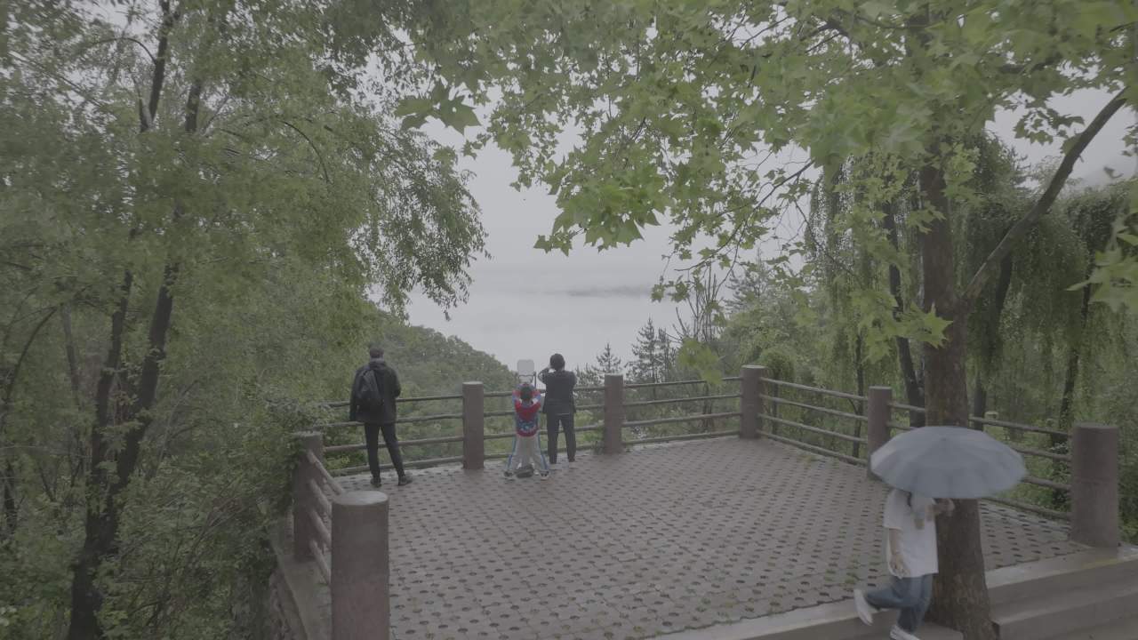 云海中的山间美景