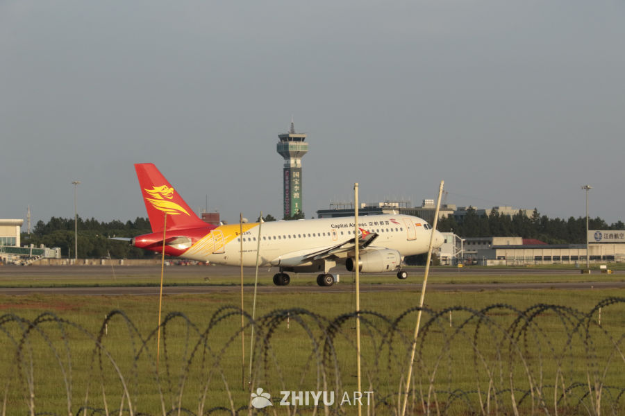 首都航空飞机在机场跑道上
