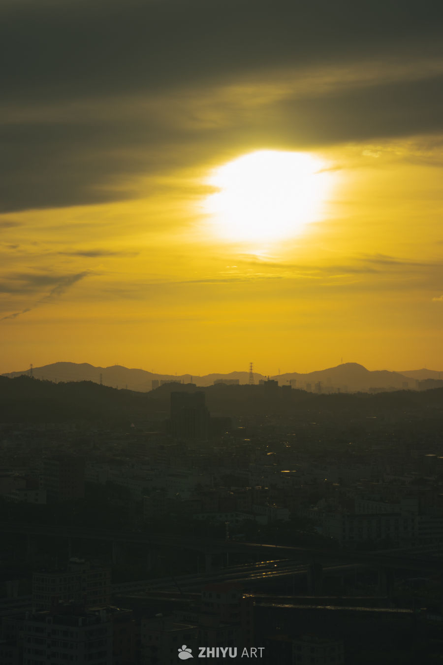 城市日落：光影交织的宁静时刻