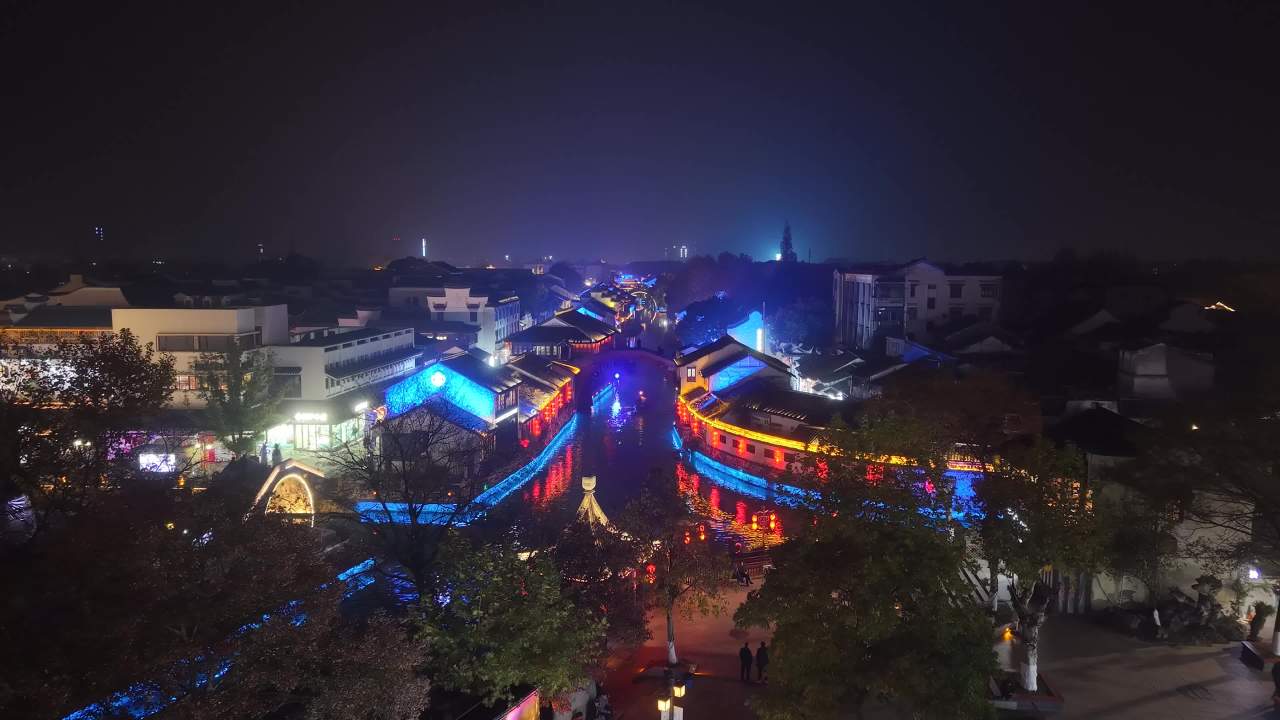 夜色中的古韵小镇