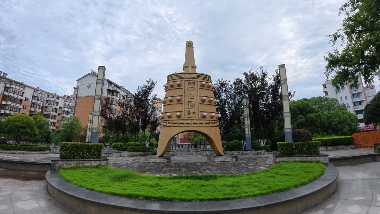 城市广场上的大型钟表