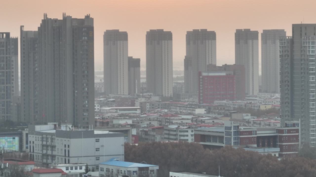晨雾中的城市天际线