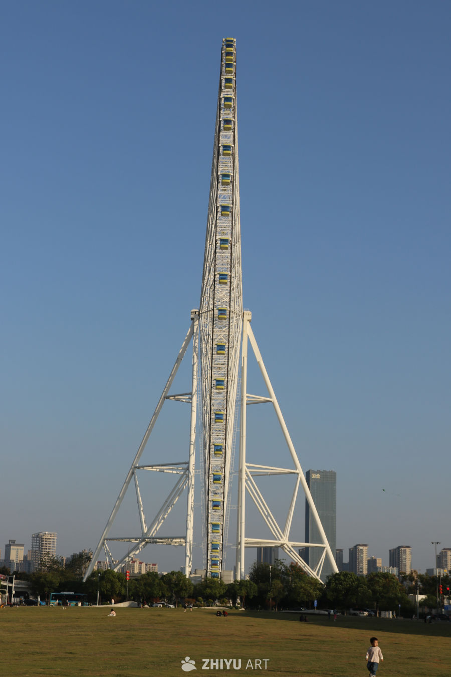 摩天轮下的城市风光