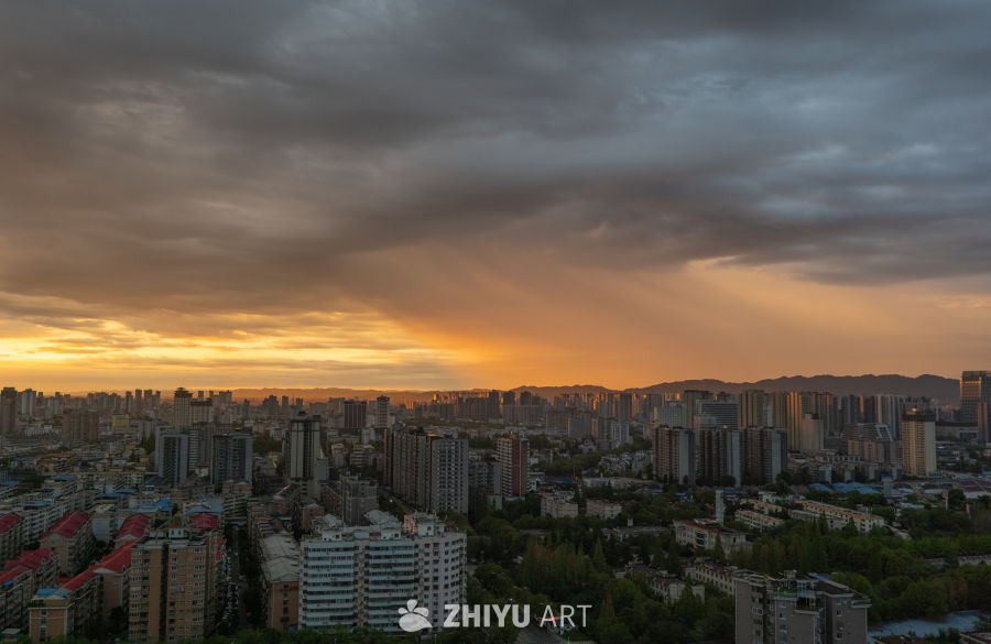 暴雨来临前的城市天空
