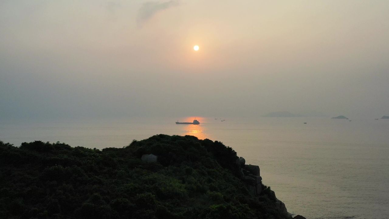 雾霾海边太阳