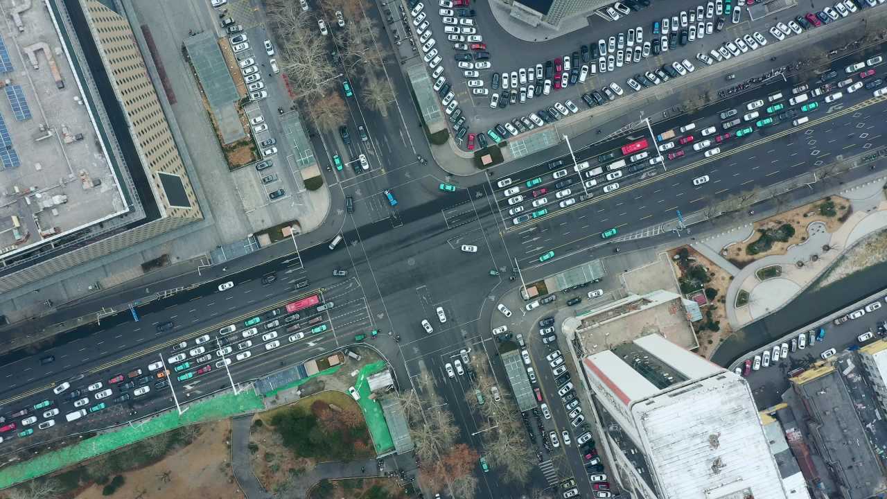 航拍市区车水马龙的十字路口