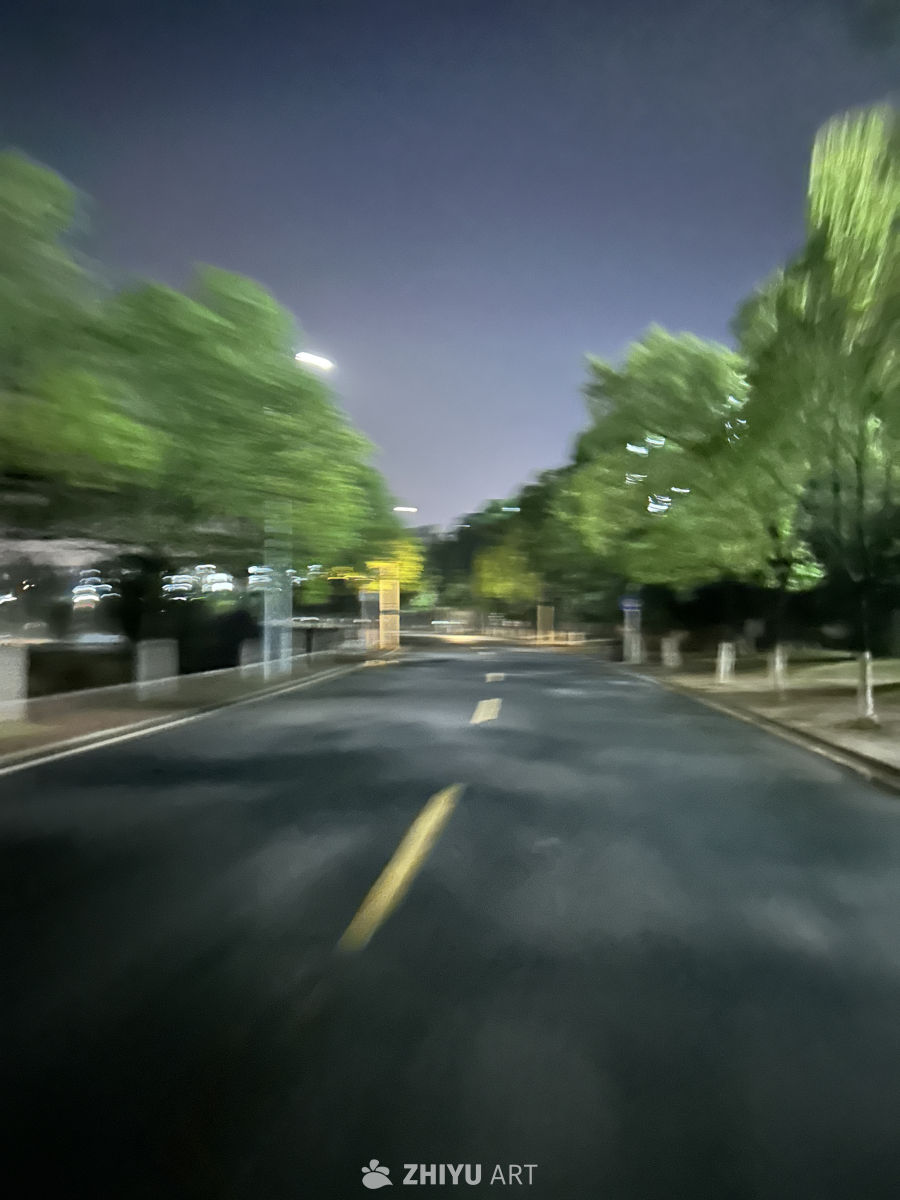 夜色中的城市小路