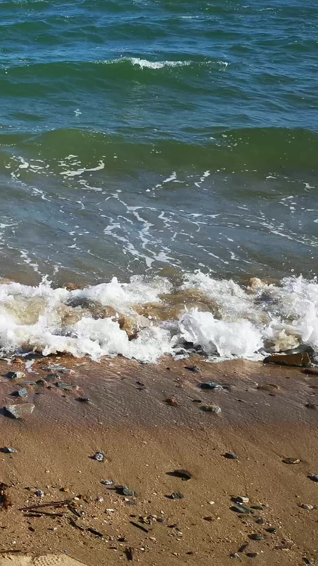 实拍夏日海浪拍打沙滩鹅卵石