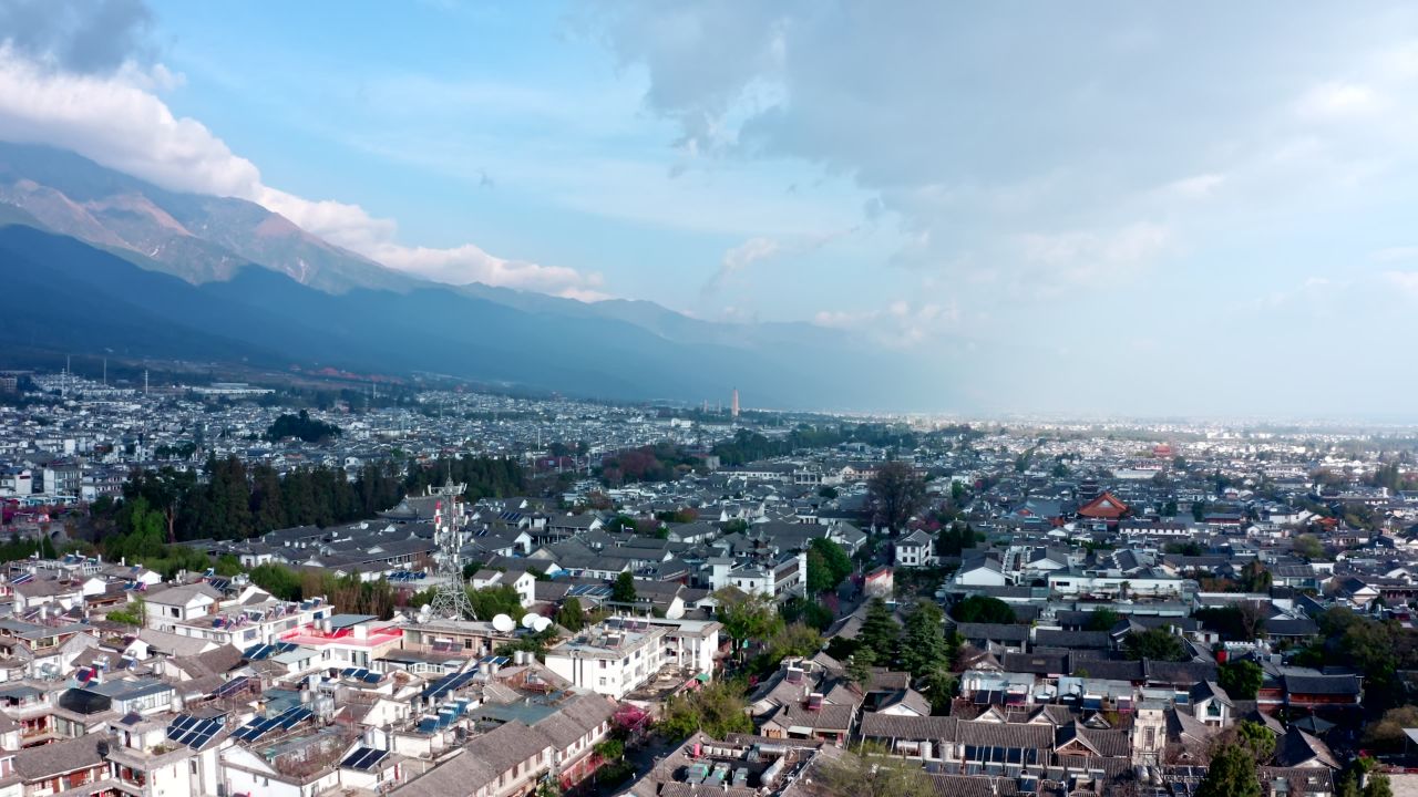 云南大理苍山下的古城城市建筑风光航拍