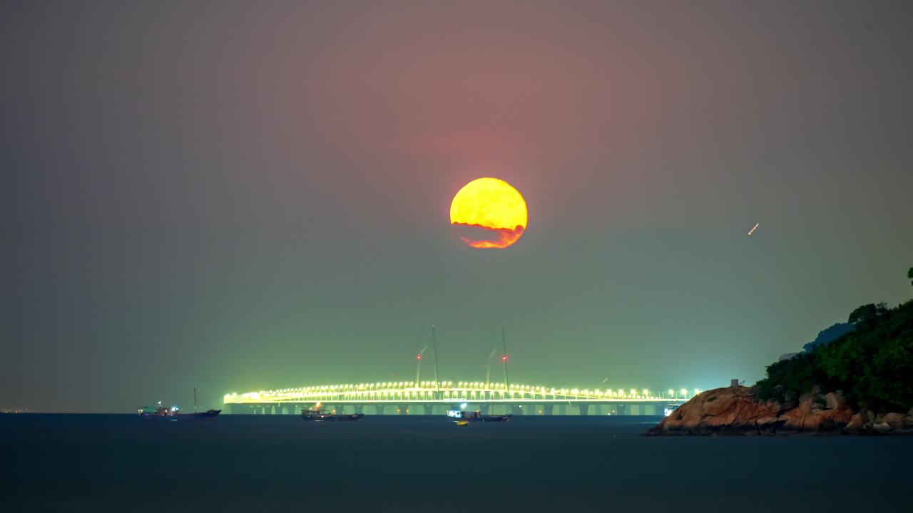 港珠澳跨海大桥与满月景观