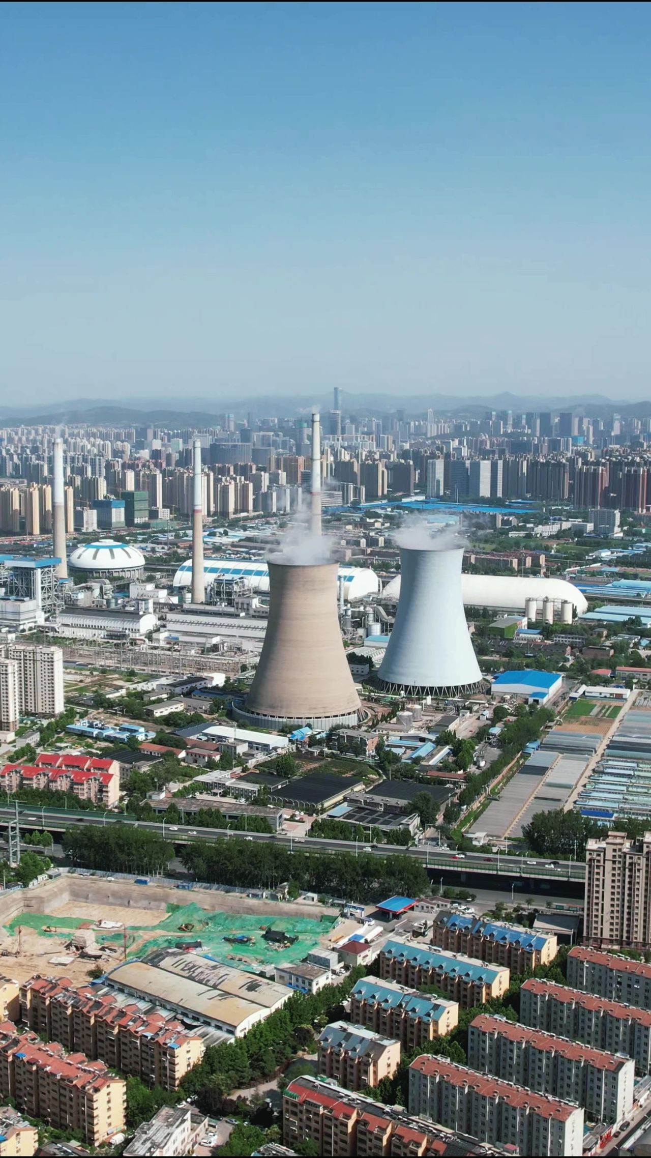 城市工业生产烟冲炊烟竖屏航拍  